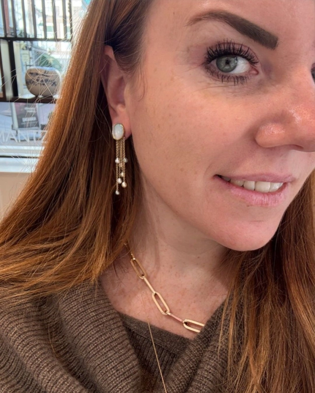 Pearl earrings with a twist ✨
The stud is crafted from shimmering mother of pearl, finished with delicate keshi pearls hanging below. A fresh take on a timeless classic.